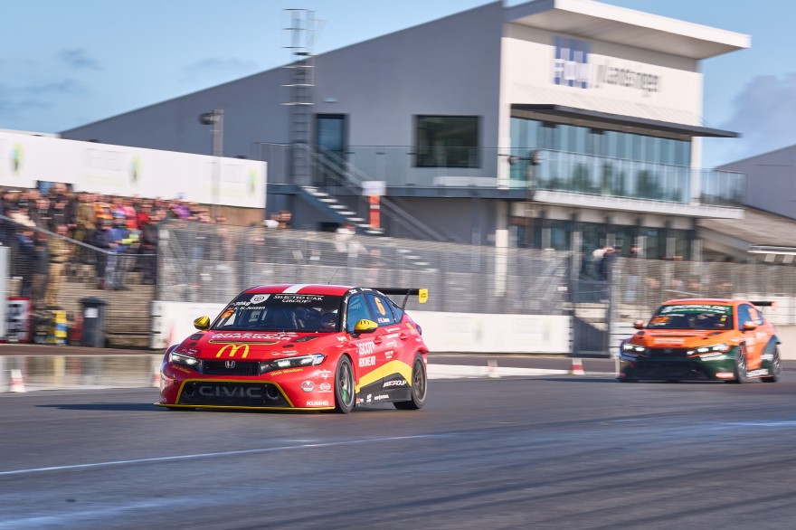 Kasper H. Jensen sætter pole position i nervepirrende tidtagning.
(Foto: TCR Denmark)